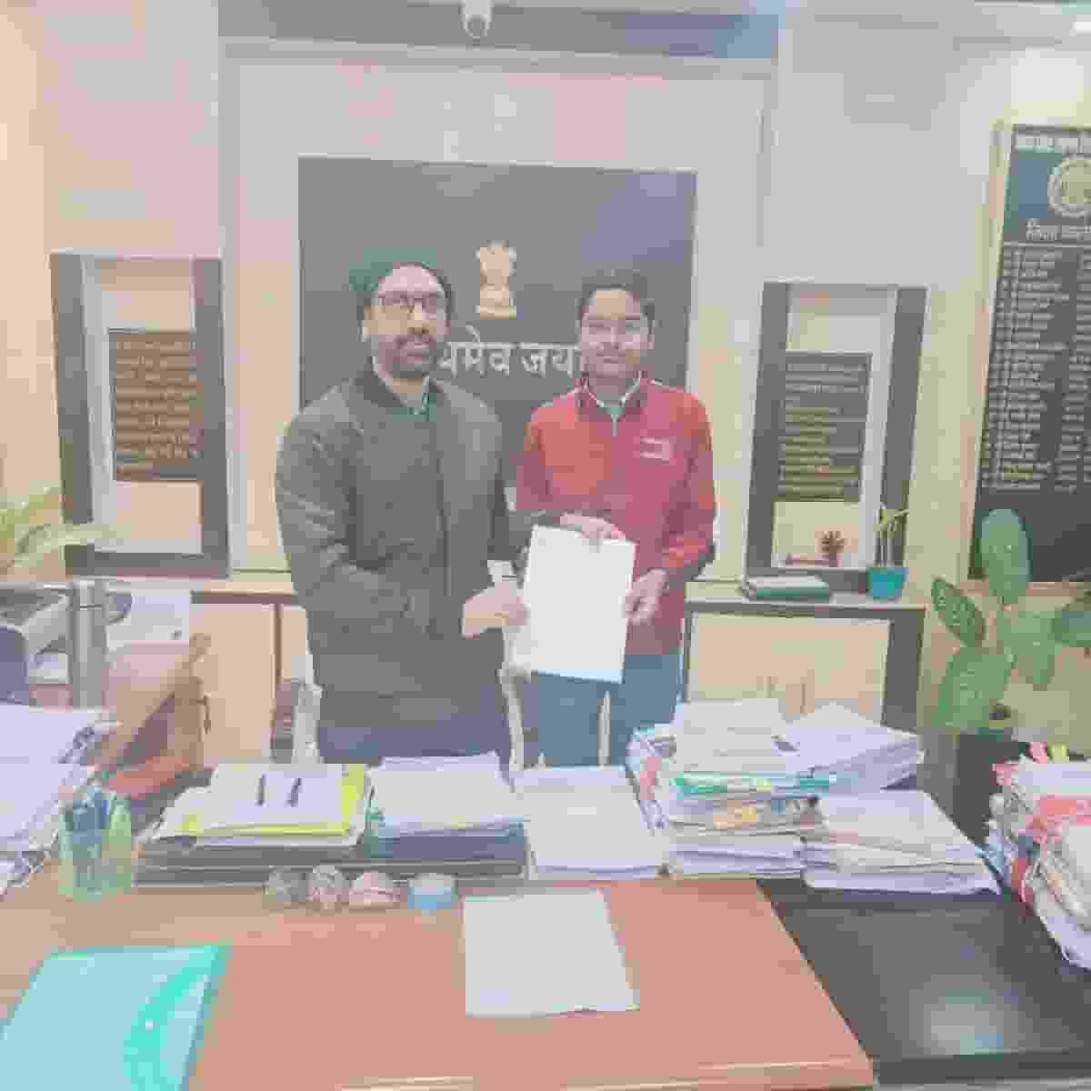 कवि अमन द्विवेदी ने कलेक्टर , एसडीएम व जिला शिक्षा अधिकरी को भेट की स्वरचित कविता