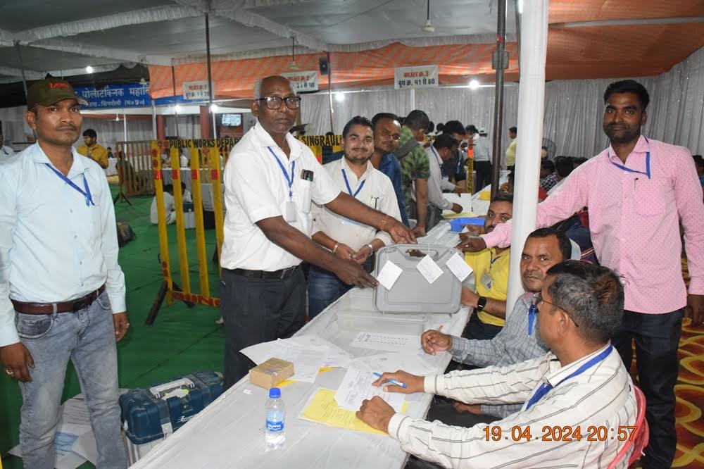Singrauli News: सभी मतदान केन्द्रों की वोटिंग मशीनें स्ट्रांग रूम में सील