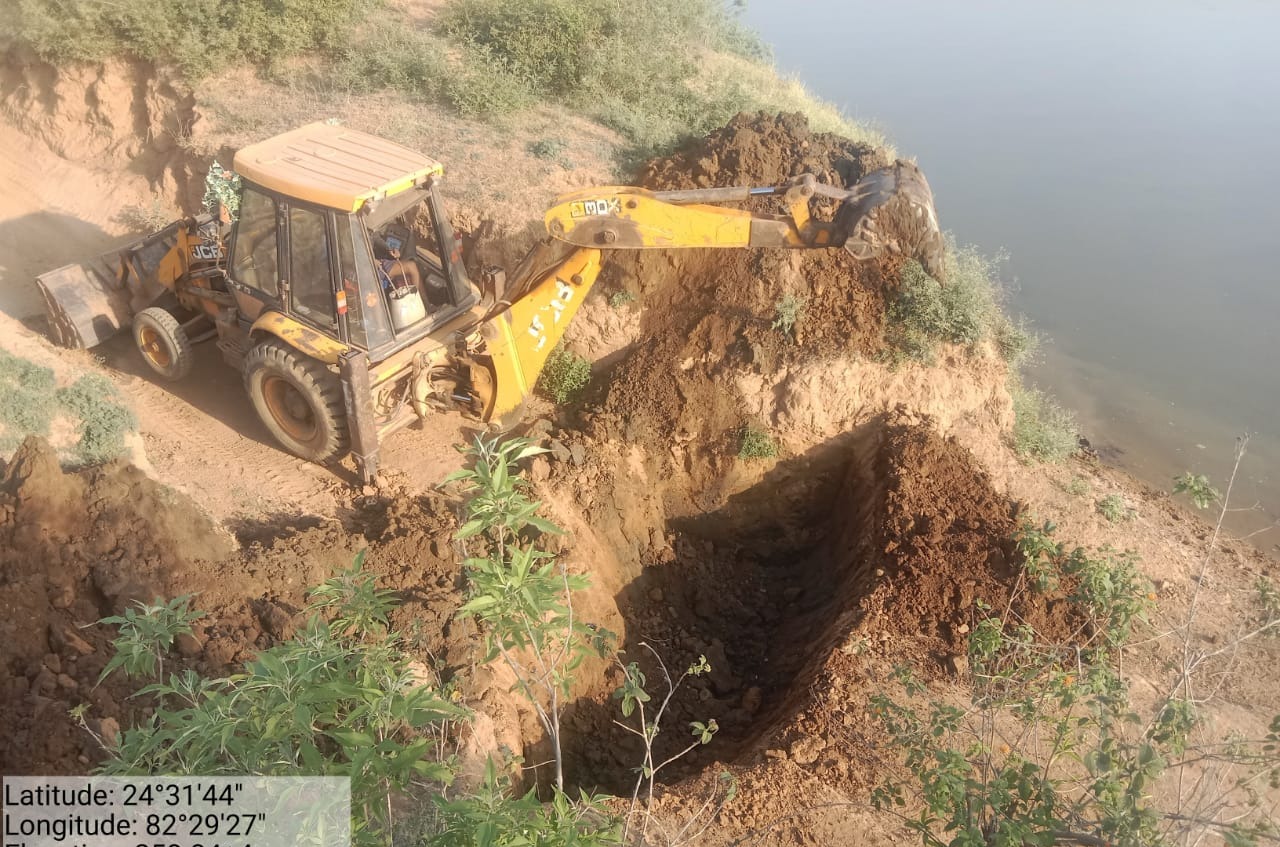 Singrauli News : सोन नदी से रेत निकासी के सभी रास्तों में खांई खोद रास्ता बंद करने में जुटे अभ्यारण 