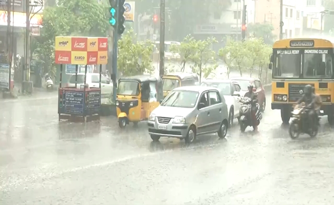 Telangana News: तेलंगाना राज्य के कई भागों में हुई बेमौसम बरसात, गर्मी से मिली राहत
