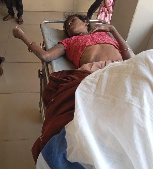 Singrauli News: प्राथमिक स्वास्थ्य केंद्र मोरवा में अस्पताल के गेट पर महिला ने तोड़ा दम