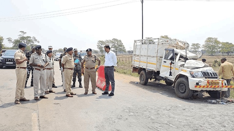 Chhattisgarh Accident News : बेमेतरा में पिकअप वाहन और ट्रक की भीषण टक्कर, नौ लोगों की मौत