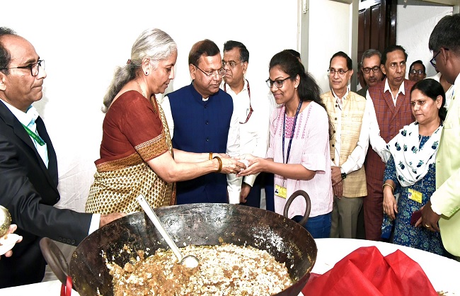 Halwa Ceremony: केंद्रीय बजट 2024 से पहले सीतारमण की मौजूदगी में हलवा सेरेमनी का आयोजन