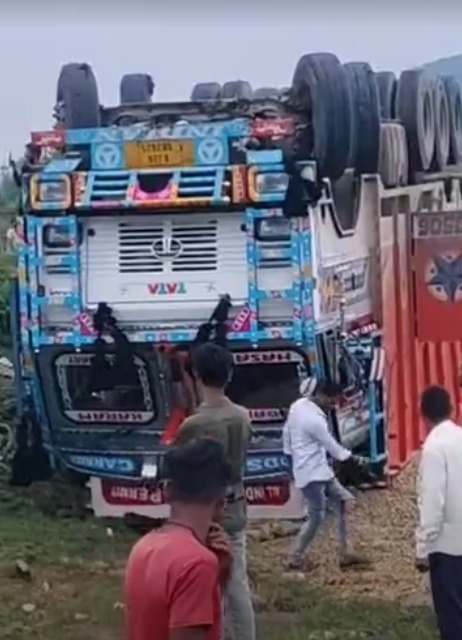 Singrauli News: साइकिल सवार को बचाने में तीन बार पलटी खाकर खाई में गिरा ट्रक, ड्राइवर घायल 