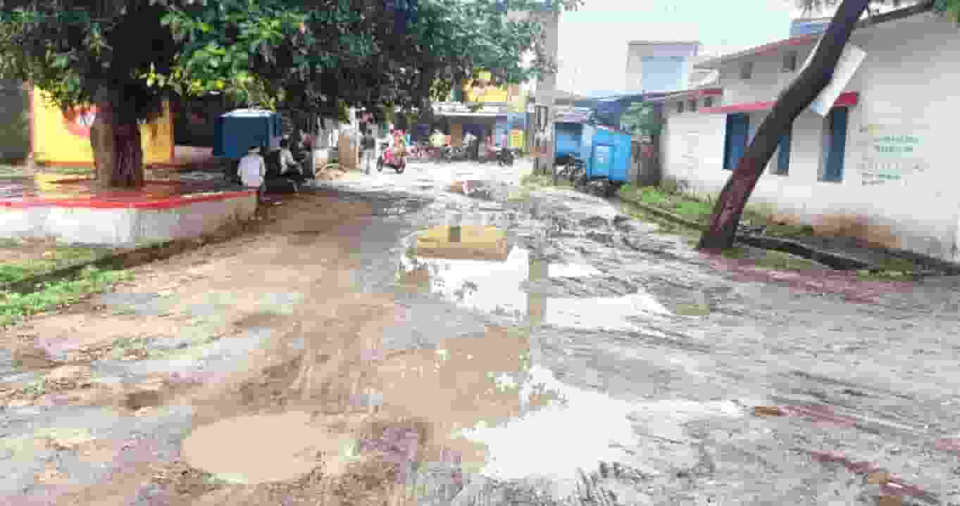 Sihawal news: थोड़े से बारिश में ही तालाब में तब्दील हुआ जनपद पंचायत सिहावल परिसर