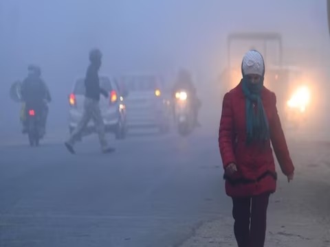 Weather Update: मौसम का बदलता रुख... दिल्ली में ठंड का आलम, UP-MP में आज बरसेंगे बादल