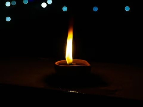 क्या संकेत देती हैं दीपक की लौ में बनने वाली आकृति, इन चारआकृतियो से पहचानें
