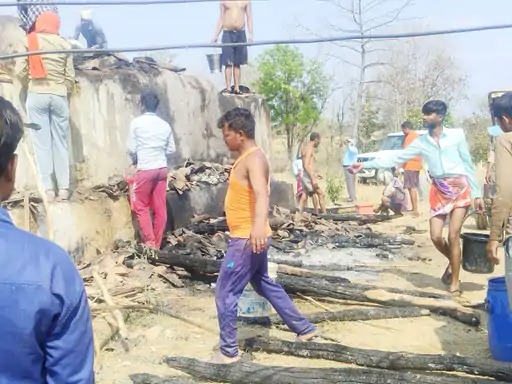 Singrauli News : घर में लगी आग से गृहस्थी का सामान जला, मालिक का अस्पताल में चल रहा था इलाज