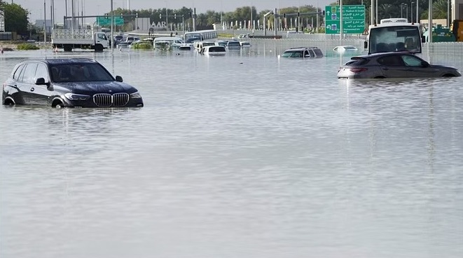 Dubai Flood News : भारी बारिश से दुबई की सड़कों पर सैलाब