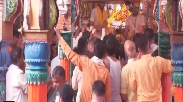 Hanuman Jayanti Today News : हनुमान जयंती पर हजारों श्रद्धालुओं ने अयोध्या के हनुमान गढ़ी मंदिर पहुं