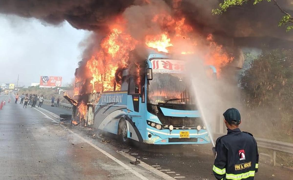 Mumbai-Pune Express Highway: मुंबई-पुणे एक्सप्रेसवे हाईवे में बस में लगी भीषण आग, 36 यात्री थे सवार