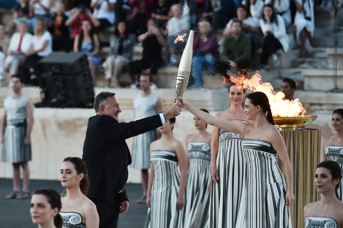Paris 2024 Games: ग्रीस ने पेरिस 2024 खेलों के आयोजकों को सौंपी ओलंपिक मशाल