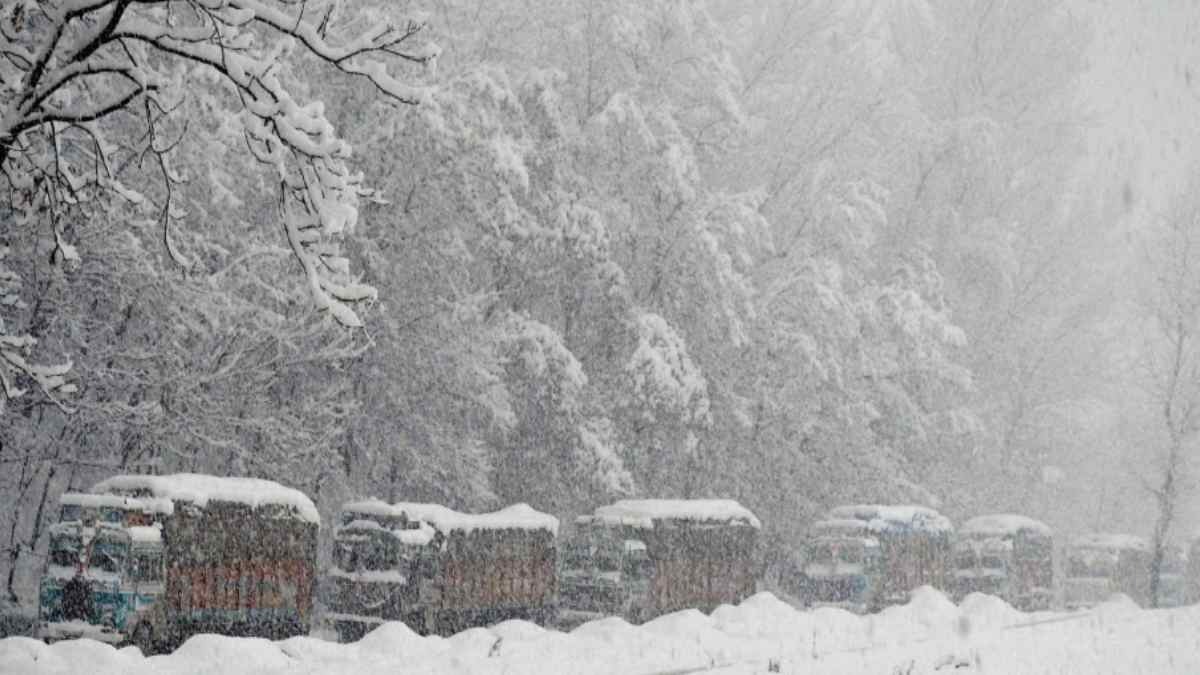 Jammu-Kashmir Landslide: जम्मू-कश्मीर में भारी बारिश और बर्फबारी के बाद हिमस्खलन और भूस्खलन, स्कूलों