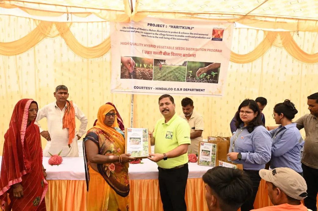 SIngrauli News : हिंडालको महान ने 250 किसानों को दिये सब्जी बीज किट