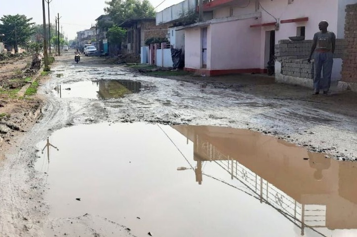 Singrauli News : सड़के तालाब में तब्दील, पलट रहे वाहन, बच्चे नहीं जा पा रहे स्कूल