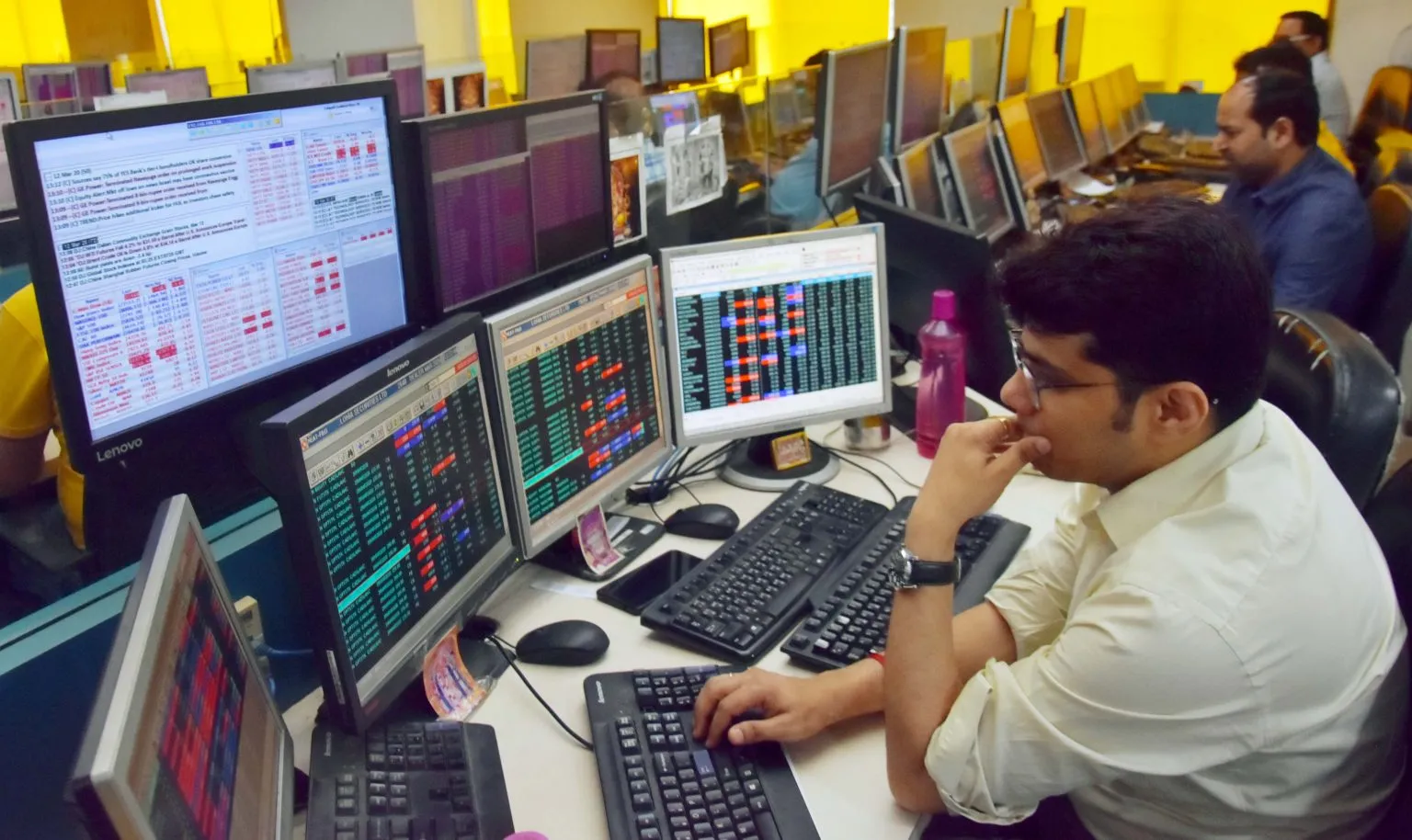 Sensex falls around 1,600 points & Nifty plunges 500 points as global markets sinkSensex falls aroun