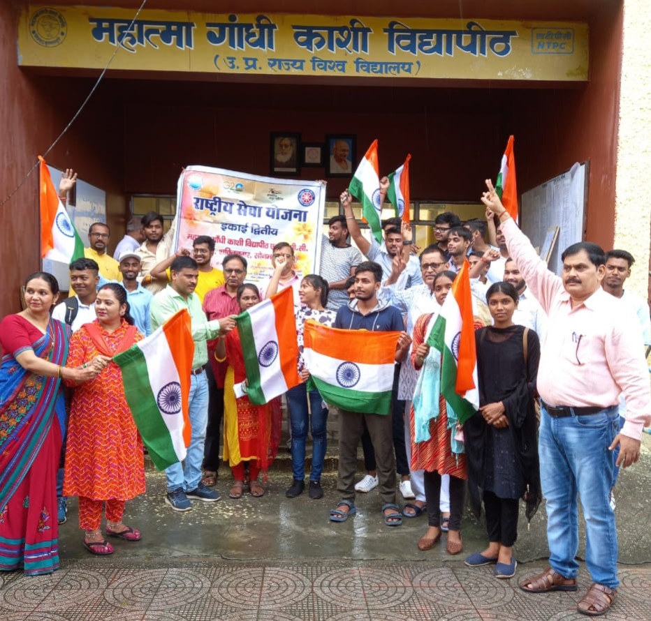 Shaktinager News : हर घर तिरंगा अभियान के तहत नगर भ्रमण कर वितरित किए ध्वज