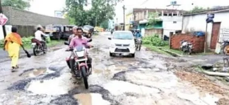 Singrauli News : नगर निगम के बलियरी मार्ग पैदल चलने लायक भी नहीं, राहगीर भी परेशान