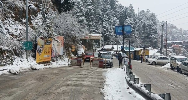 Himachal pradesh news: हिमाचल प्रदेश में रुक-रुक कर बर्फबारी, तीन NH सहित 174 सड़कों पर यातायात बंद
