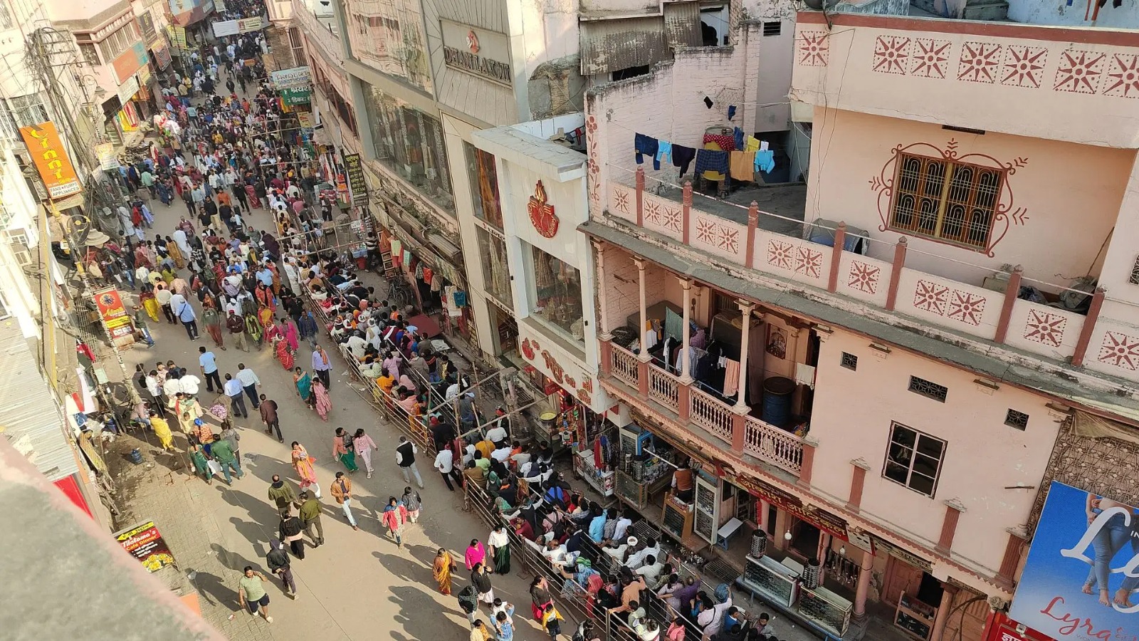 Mahakumbh 2025: काशी में महाकुंभ की भीड़, देर तक जागे बाबा विश्वनाथ, रात एक बजे तक दर्शन