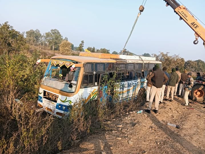 Singrauli News: प्रयागराज से सिंगरौली आ रही बस मऊगंज में पलटी, एक महिला की मौत, 22 यात्री घायल