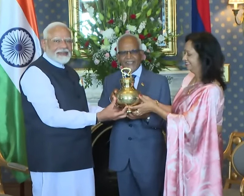 PM Modi gifts ‘Maha Kumbh Jal’ to Mauritius President in Port Louis