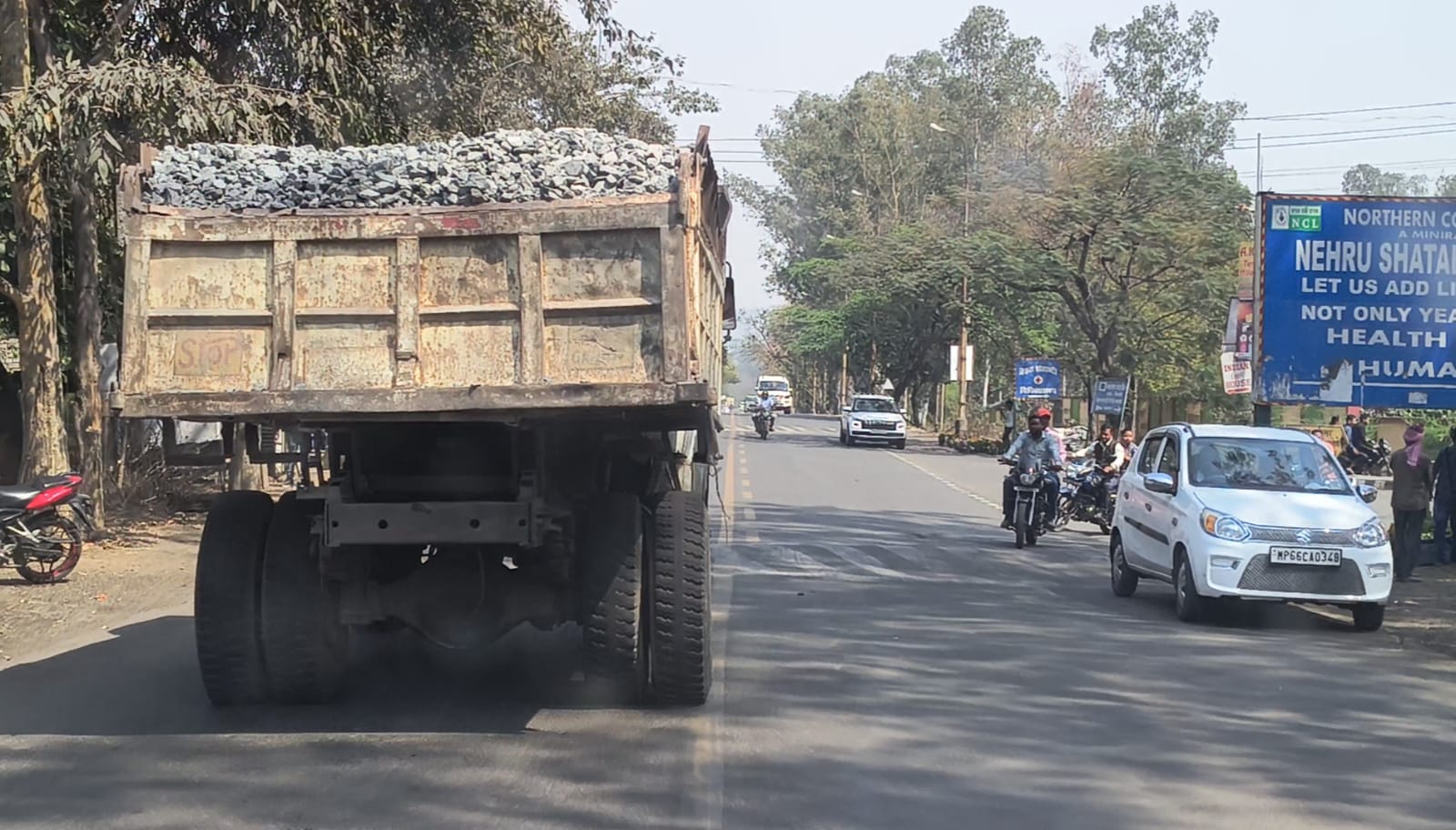 Singrauli News: गिट्टी से ओवरलोड डम्फर शहर की सड़कों पर हादसों को दे रहे निमंत्रण 