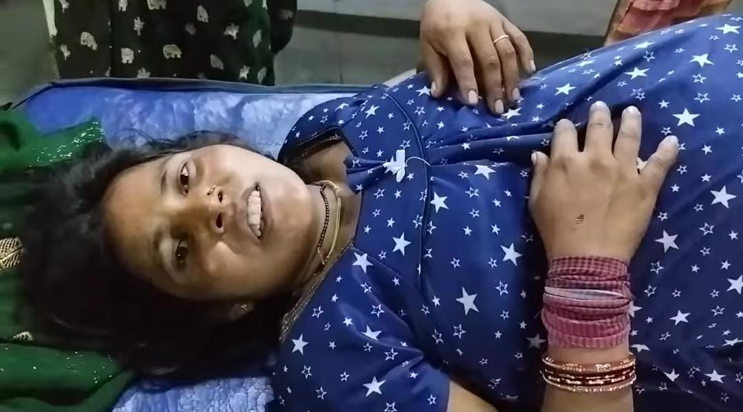 Singrauli News: पैसे लेने के बाद भी डॉक्टर पर महिला के केस को बिगाड़ने का लगा आरोप