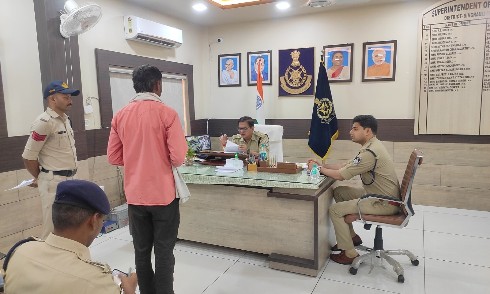 Singrauli News: जनसुनवाई में शिकायतकर्ताओं की पुलिस अधीक्षक सिंगरौली ने सुनी शिकायतें