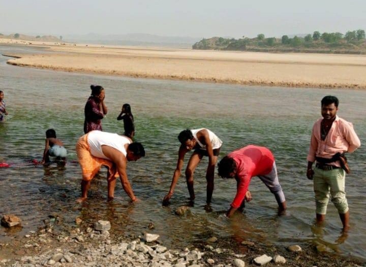 Sidhi News: जल गंगा संवर्धन अभियान के तहत सेहरा नदी पर समाज सेवियों ने किया श्रमदान