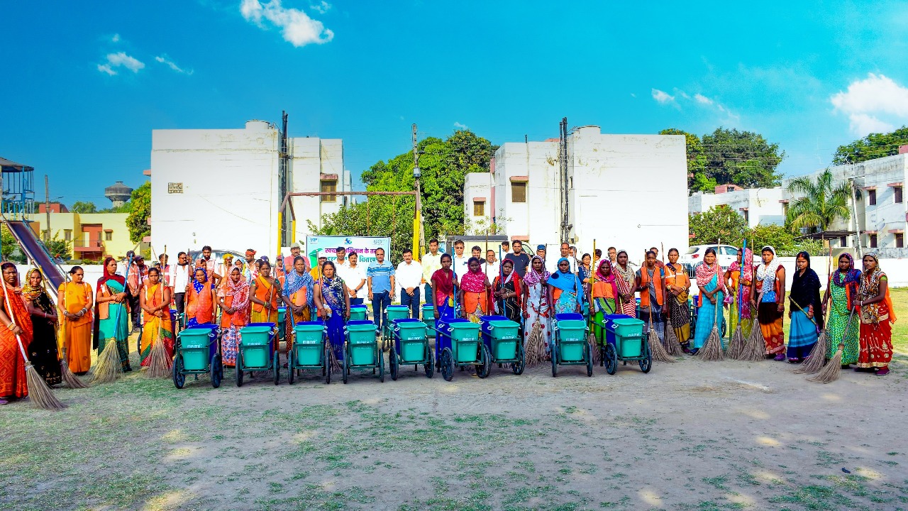 Singrauli News: एनटीपीसी सिंगरौली द्वारा स्वच्छता अभियान के अंतर्गत डस्टबिन वितरण कार्यक्रम आयोजित