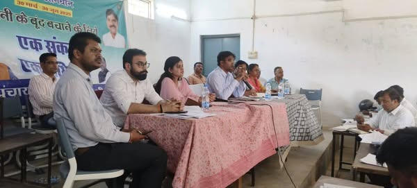 Sidhi News: सीईओ जिला पंचायत ने कुसमी में की जल गंगा संवर्धन अभियान की समीक्षा