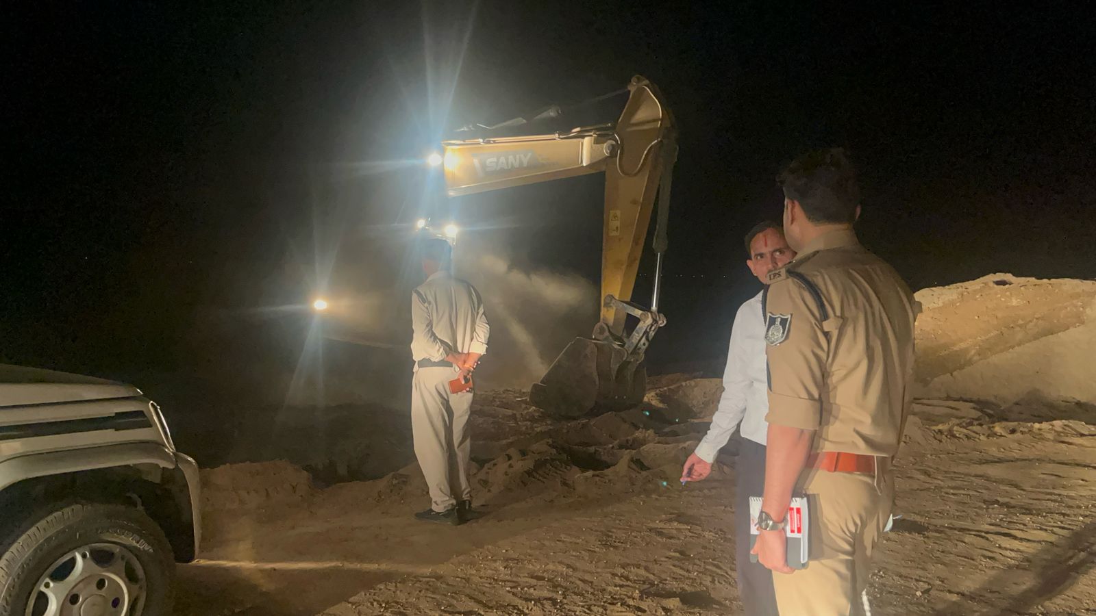 Singrauli News:बलियरी में हो रहे अवैध रेत उत्खनन पर खनिज विभाग व एएसपी ने की कार्रवाई, पीसी मशीनजप्त