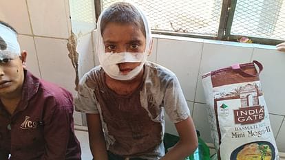 Accident in Balrampur : बलरामपुर में अर्टिगा और ट्रक की टक्कर में पांच लोगों की 