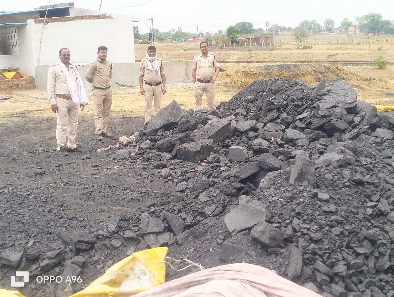 Singrauli News: बरगवां पुलिस व खनिज की सयुक्त कार्रवाई से गोदवाली मे 16 मिट्रिक टन अवैध कोयला जप्त