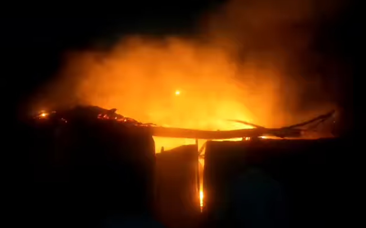 Singrauli News: जयंत गोलाई बस्ती में गैस सिलेंडर से लगी आग, घर जलकर हुआ खाक
