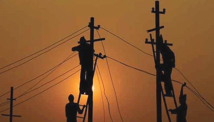 Shaktinager News:  शक्तिनगर क्षेत्र में 15 घंटे बाद भी बहाल नहीं हुई विद्युत आपूर्ति, 