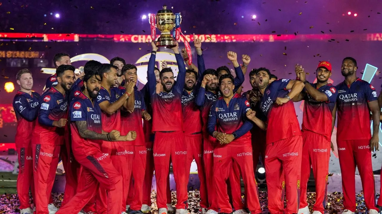 IPL 2025: आरसीबी पहली बार बनी चैंपियन, फाइनल में पंजाब को हराया, ट्रॉफी जीतने वाली आठवीं टीम बनी