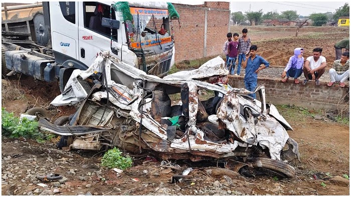 Jhabua News: झाबुआ में दर्दनाक हादसा, ट्राला पलटते ही चपटी हुई कार, चार बच्चों समेत दो परिवार में नौ