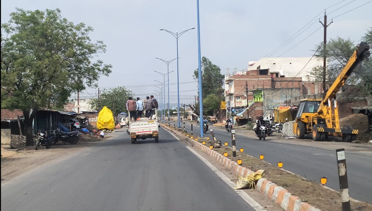 Singrauli News: माल वाहनों से धोए जा रहे सवारी हादसों को दे रहे निमंत्रण