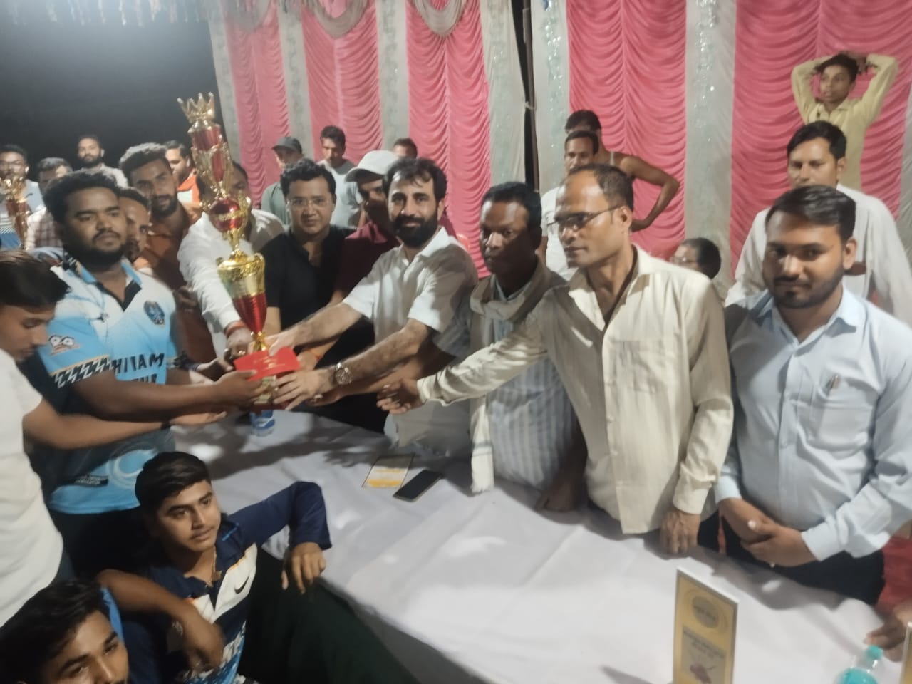 Singrauli News: एमपीएल रात्रि कालीन क्रिकेट टूर्नामेंट महुआ गांव सीजन 2 का फाइनल मैच के विजेता महुआ 