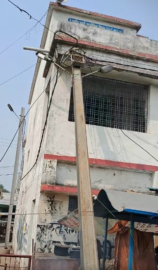 Singrauli News: बिजली का खम्भा जड़ से टूटकर रैन बसेरा के बिल्डिंग से टिका, ज़िम्मेदार बेसुध 