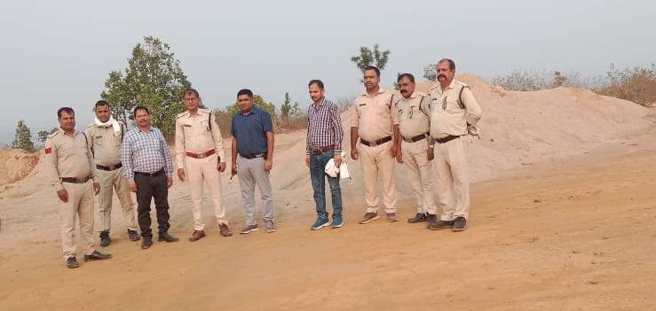 Singrauli News: खनिज व पुलिस अमले द्वारा रेत के अवैध भंडारण पर छापा, 180 घन मीटर रेत जब्त