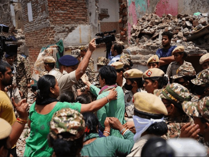 Delhi News: पूर्व सीएम आतिशी को दिल्ली पुलिस ने हिरासत में लिया