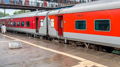 Tatkal Ticket: 1 जुलाई से केवल आधार प्रमाणित उपयोगकर्ता ही बुक कर सकेंगे तत्काल टिकट, रेल मंत्रालय क