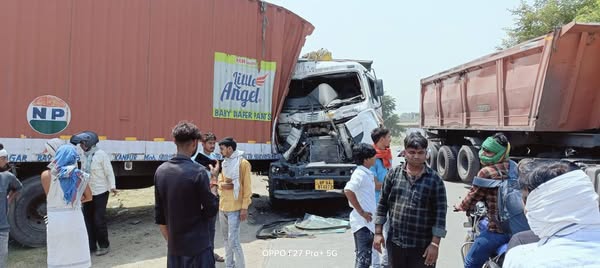 Singrauli News: वैढ़न-बरगवां मार्ग पर दो हाईवा की आमने-सामने टक्कर, बाइक सवार बाल बाल बचा 