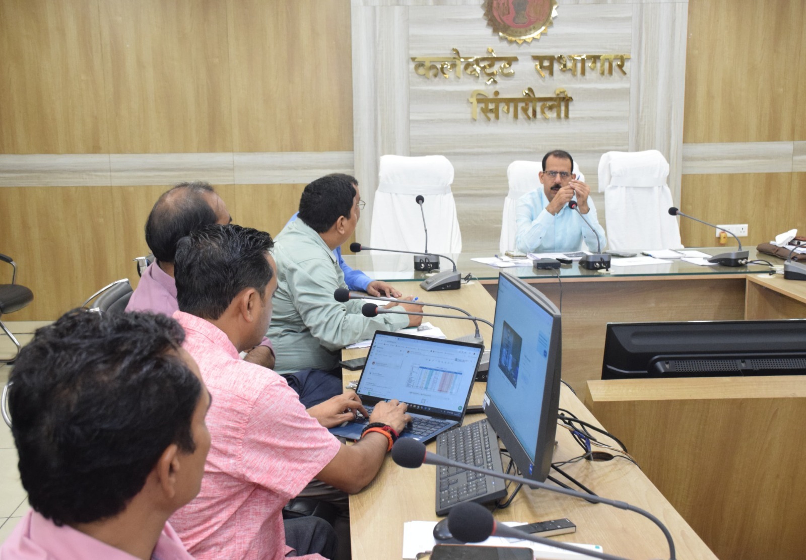 Singrauli News: कमिश्नर ने वीडियो कान्फ्रेंसिंग से की कृषि आदानों की समीक्षा