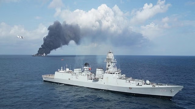 Kerala News : अरब सागर में जल रहे जहाज में आग बुझाने के प्रयास जारी, केरल तट से दूर ले जाने में मिली