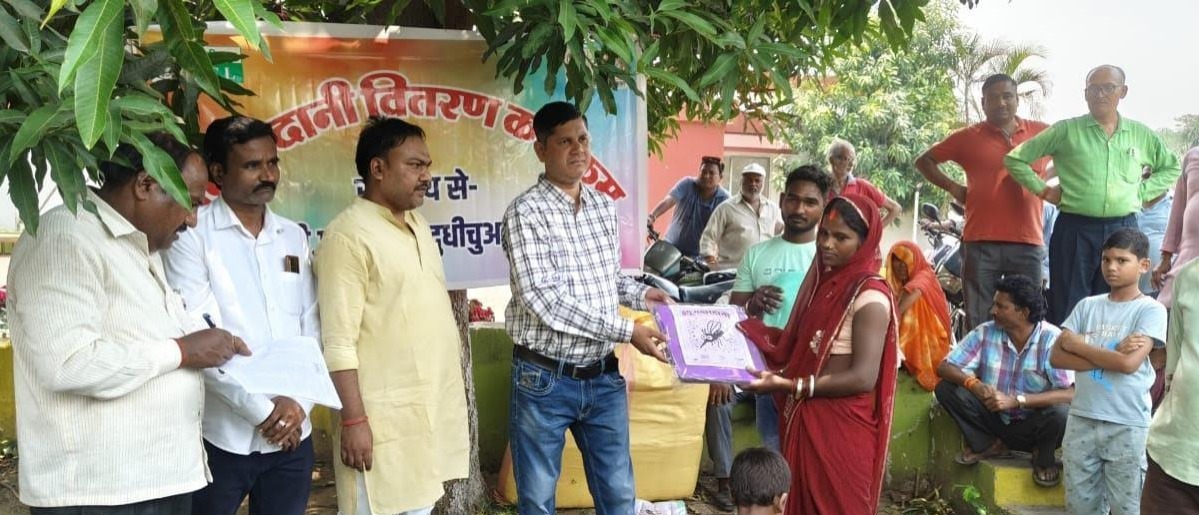 Singrauli News: सीडबल्यूएस इकाई ने सीएसआर के तहत स्थानीय परिक्षेत्र में विभिन्न स्थानों पर बांटी मच्