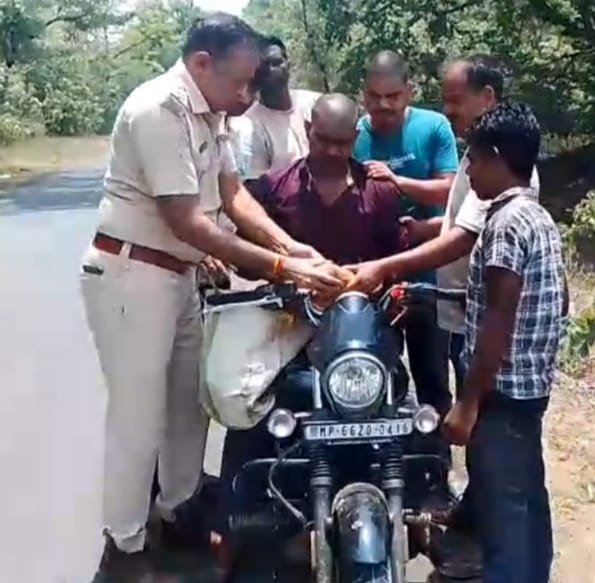 Singrauli News: चितरंगी पुलिस ने 1100 ग्राम गांजा के साथ आरोपी को किया गिरफ़्तार 